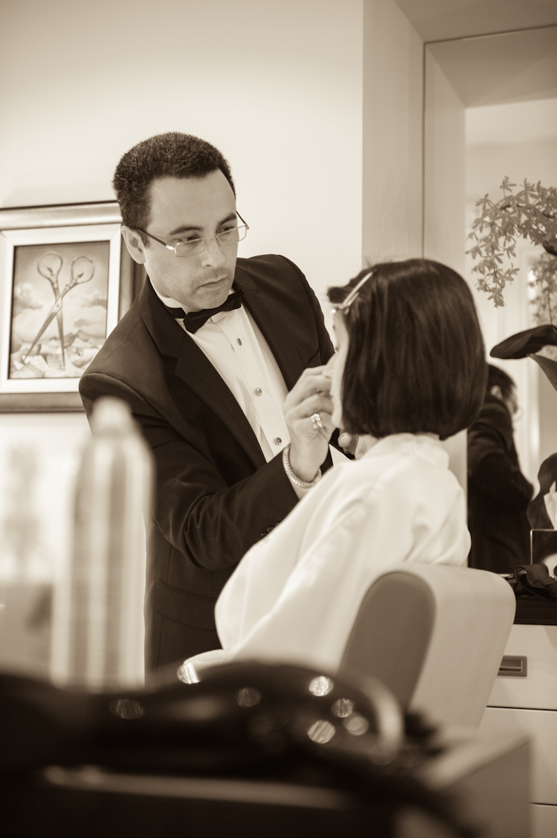 Robert Williams applying make-up.