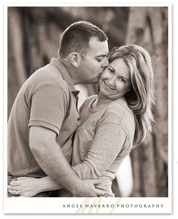 kissing-engagement-photos